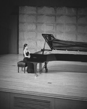 Shin Seul-ki Instagram - 🎹🖤🤍🖤🤍