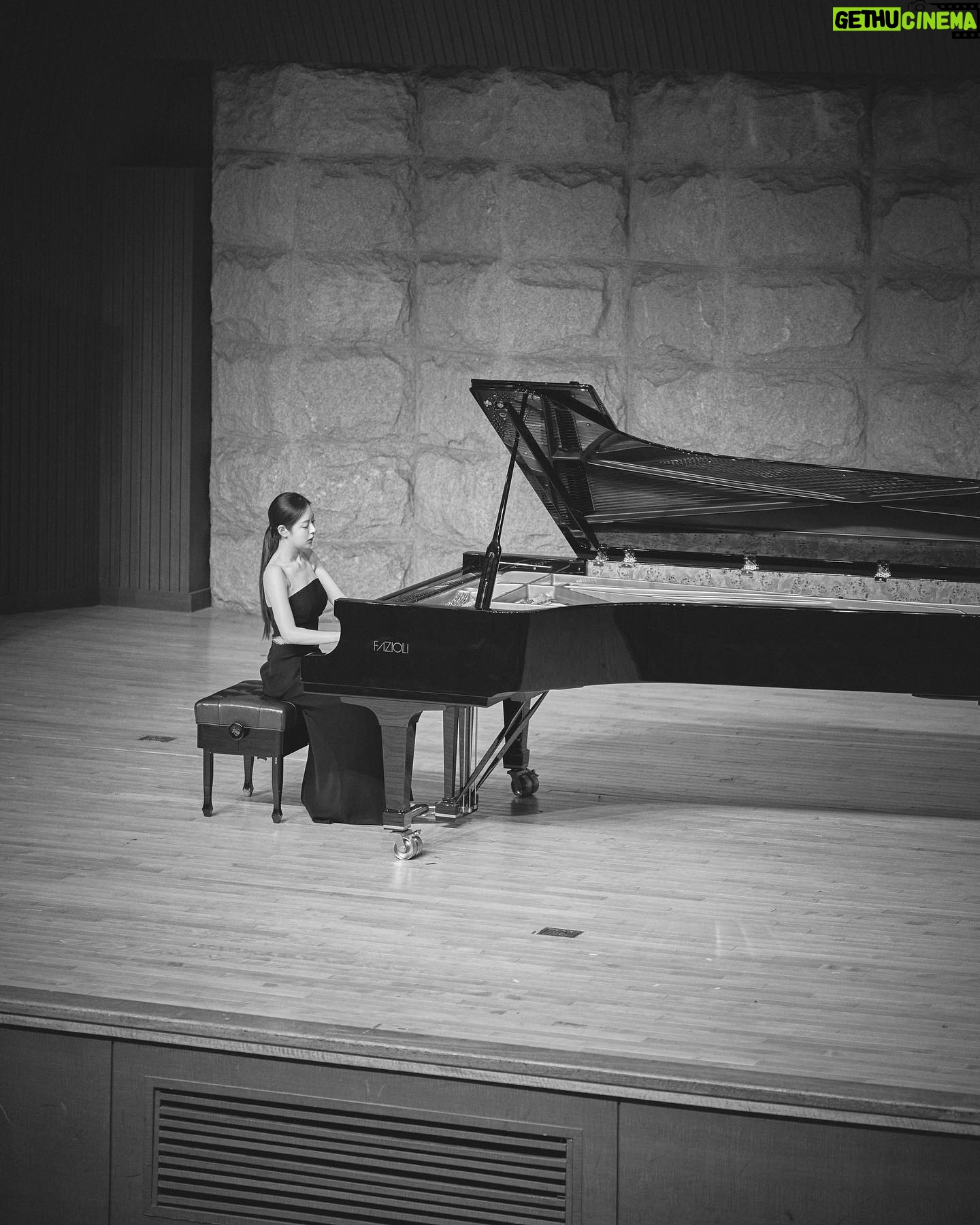 Shin Seul-ki - 394.2K Likes - 🎹🖤🤍🖤🤍