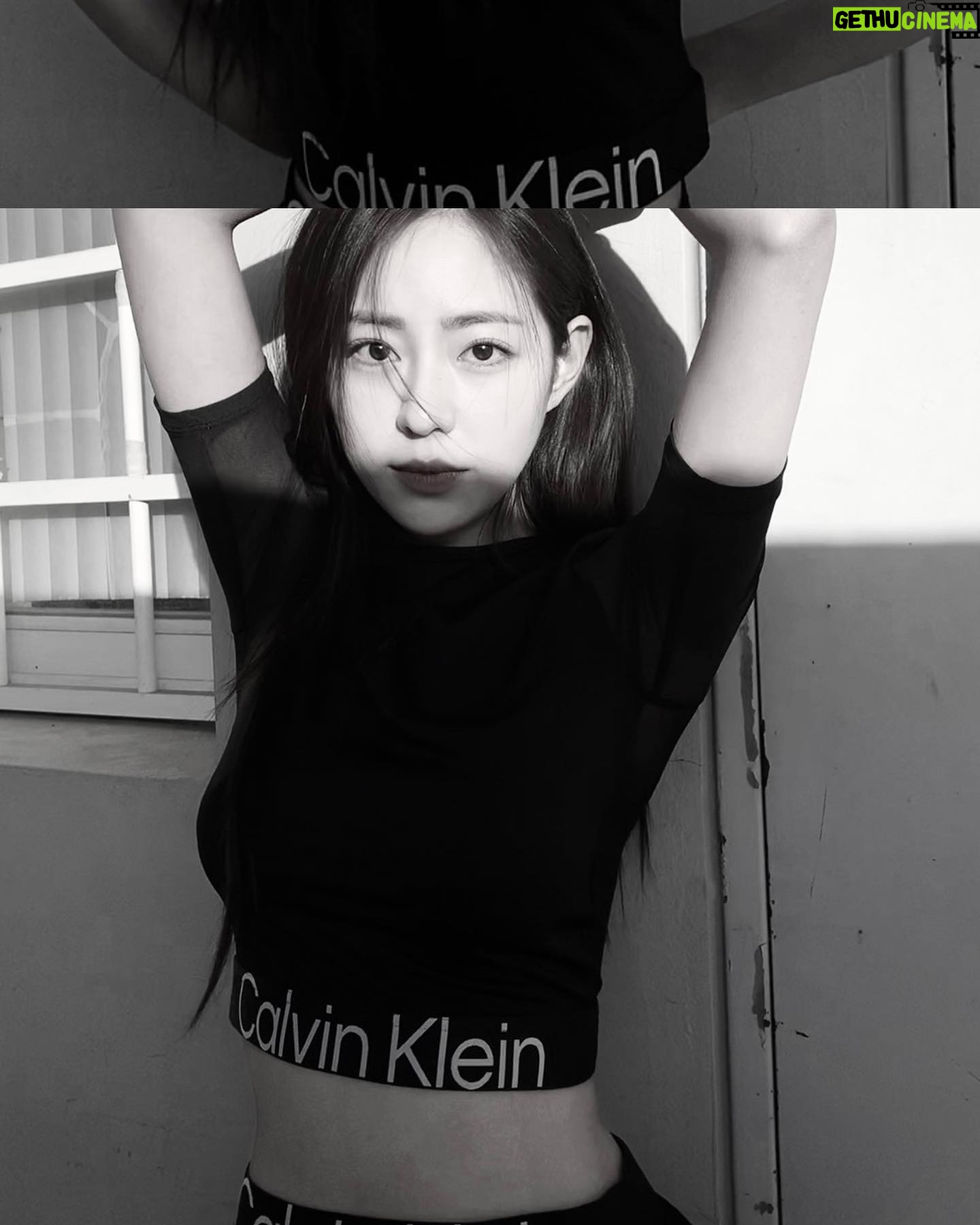 Shin Seul-ki - 286.6K Likes - 🏃🏻♀️ with @calvinklein #캘빈클라인스포츠