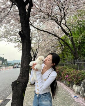 Shin Seul-ki Instagram - 🌸🐶