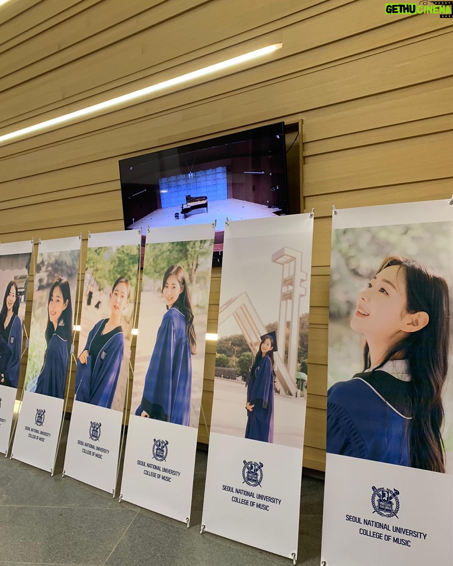 Shin Seul-ki - 317.9K Likes - 2023.06.25🎹졸업연주 끝!!🤍🎓
연주하는 내내 말로 형용할 수 없을 만큼 행복했고 마지막이라는 생각에 가슴이 아릴만큼 뭉클했습니다.
예술에 정답은 없지만 본질을 찾고자 하는 순수함이 가장 음악을 빛내주는 것 같아요
준비과정은 매우 고됐지만 고민하고 노래할 수 있어 행복했습니다 🥹
학부 생활의 끝을 잘 마무리 할 수 있었던 건 연주회의 자리를 빛내준 지인분들과 팬분들의 사랑 덕분이라고 생각해요 .정말 감사합니다🥹🤍
저는 교정을 떠나지만 4년 동안의 배움을 안고 씩씩하고 성실하게 사회로 나아가겠습니다.🤓
안뇽 학교야~~😍