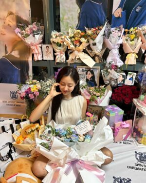 Shin Seul-ki Instagram - 2023.06.25🎹졸업연주 끝!!🤍🎓

연주하는 내내 말로 형용할 수 없을 만큼 행복했고 마지막이라는 생각에 가슴이 아릴만큼 뭉클했습니다.

예술에 정답은 없지만 본질을 찾고자 하는 순수함이 가장 음악을 빛내주는 것 같아요 
준비과정은 매우 고됐지만 고민하고 노래할 수 있어 행복했습니다 🥹

학부 생활의 끝을 잘 마무리 할 수 있었던 건 연주회의 자리를 빛내준 지인분들과 팬분들의 사랑 덕분이라고 생각해요 .정말 감사합니다🥹🤍

저는 교정을 떠나지만 4년 동안의 배움을 안고 씩씩하고 성실하게 사회로 나아가겠습니다.🤓

안뇽 학교야~~😍