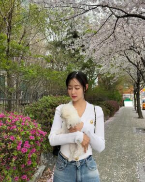 Shin Seul-ki Instagram - 🌸🐶