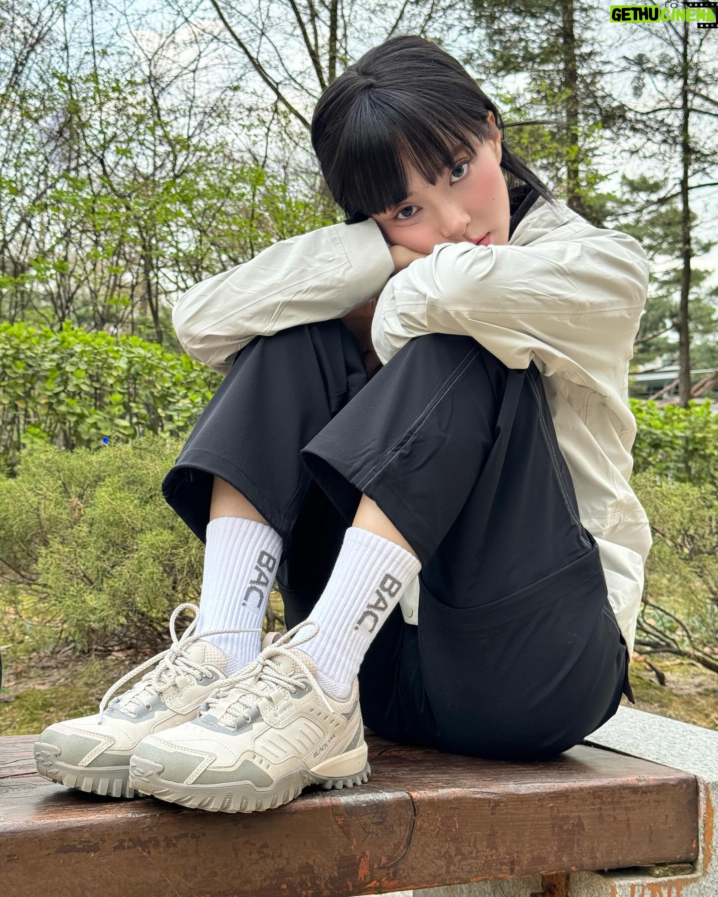 Shin Su-hyun Instagram - 봄 지나기전에 산타러 가고 말거야 #광고 #블랙야크 #트레킹화 #요크셔더퍼스트 #고프코어
