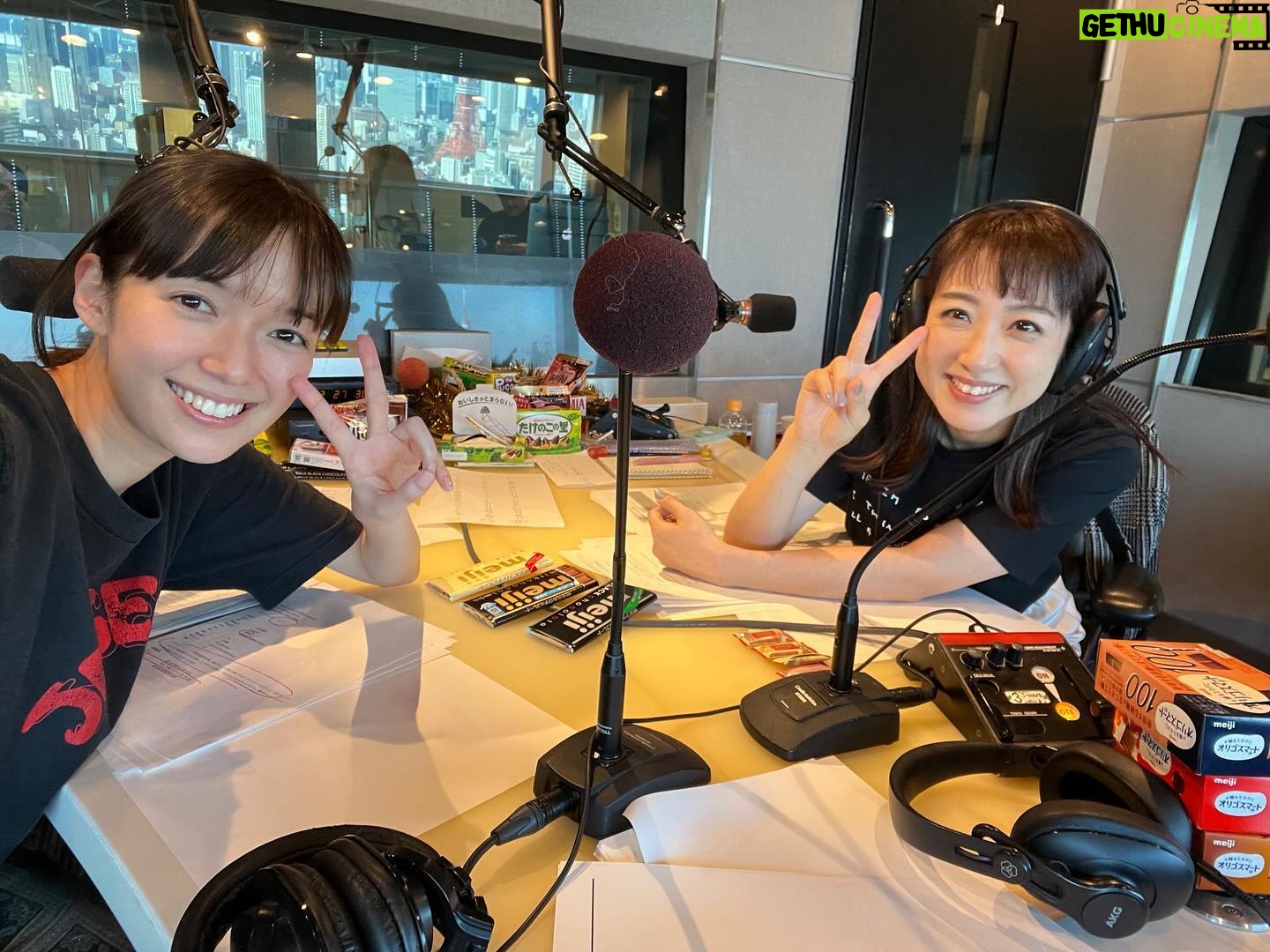 Shiori Sato Instagram - . JFL HOLIDAY SPECIAL MEIJI CHOCOLATE presents SWEET HARMONY (この言葉何回言えただろう🤭) 昨日、9時間の生放送を無事終えることができました! 聴いてくださった皆さま、ありがとうございました☺︎ あっという間に分厚くなっていく リスナーさんからのメールや、 心温まる歌やお話を聞かせてくださった ゲストさんのおかげで こんなにもあっという間な9時間人生ではじめてだ! と思えるくらい楽しくて優しくて ところどころで焦って汗もたくさんかきつつも やっぱりラジオっていいなーって思える ほんと、すごいや☺️ なにより目の前には最高のパートナー川田さん。 時間との戦いの部分もお任せしっぱなしで (おしゃべりしながら時計見て時間になったらまとめる あのかっこいい姿を目の前で見てしまったら 一生ついて行きますと言わないわけがない) わたしの失敗も気が付かれないようにフォローしてくれて🙈 とんちんかんなわたしの言葉も全て受け止めてくれて。 (短歌をふたりで詠んでわちゃわちゃする時間幸せだったな) 不安になってもたとえうまくいかなくても すぐそばに川田さんがいてくれたから、 心から、心から、楽しむことができた9時間でした。 リスナーの皆さん、スタッフの皆さん、そして川田さん、 本当にありがとうございました🥰 また、このような素敵な機会に出会えることを願って🍫♡