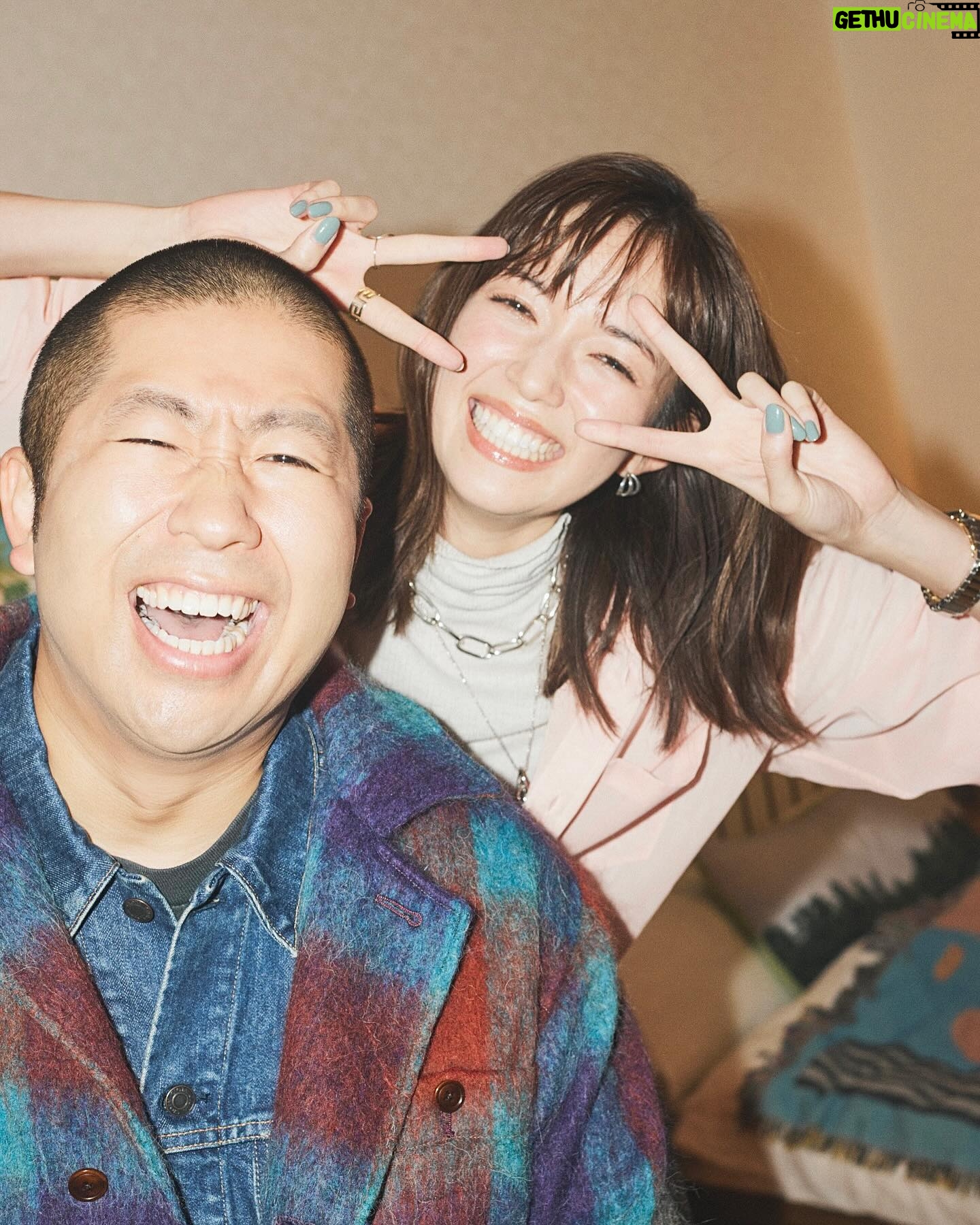 Shiori Sato Instagram - . 「BAILA」2•3月合併号🍛 同郷のハライチさんをお招きした "幼なじみの澤部くん岩井くんとルームシェア着回し" 選ぶのにとっても時間のかかったアザーカットを🕊️ 今回は、15年ぶりに上尾駅でばったり再会をして そこから3人でシェアハウスがはじまる物語🐈笑 撮影中、それぞれのカットでこの物語に合わせた ポージングやせりふをたくさん提案してくださって それがとってもおもしろくて楽しくて! ほんとに3人で住めたらいいのに〜 これがタワレコのポスターになったらいいのに〜と どこまでも妄想が止まらなくなる撮影でした☺️