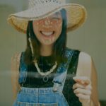 Shiori Sato Instagram - . 佐藤栞里× Spick & Span コラボアイテムが完成いたしました☺︎ 日常が、おでかけが、ちょっとそこまでが もっともっとわくわくできたらいいなと そんな想いを込めながら ひとつひとつ大切に制作いたしました。 ここがこうだったらもっといいなとか この色があったら欲しかったなとか もともと大好きなアイテムたちに そんな妄想や理想をぎゅっと詰め込んで、 普段はまあいっかを頻繁に発動させるわたしですが 今回ばかりはその言葉を封印して たくさんの打ち合わせを重ね、 ありがたい意見もいただいて これだ！と満足のいくものを作ることができました！ どうかどうか、みなさんにその想いが届くといいなと そして心がときめいてもらえたらいいなと 皆さんの笑顔を願いながら、 その日を楽しみにしています。 本日5月20日(月)19:00から WEBでの先行予約が始まっていて、 店舗・オンラインストアでは 6月7日(金)から発売開始です🌿