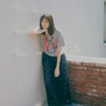 Shiori Sato Instagram - . 佐藤栞里× Spick & Span コラボアイテムが完成いたしました☺︎ 日常が、おでかけが、ちょっとそこまでが もっともっとわくわくできたらいいなと そんな想いを込めながら ひとつひとつ大切に制作いたしました。 ここがこうだったらもっといいなとか この色があったら欲しかったなとか もともと大好きなアイテムたちに そんな妄想や理想をぎゅっと詰め込んで、 普段はまあいっかを頻繁に発動させるわたしですが 今回ばかりはその言葉を封印して たくさんの打ち合わせを重ね、 ありがたい意見もいただいて これだ！と満足のいくものを作ることができました！ どうかどうか、みなさんにその想いが届くといいなと そして心がときめいてもらえたらいいなと 皆さんの笑顔を願いながら、 その日を楽しみにしています。 本日5月20日(月)19:00から WEBでの先行予約が始まっていて、 店舗・オンラインストアでは 6月7日(金)から発売開始です🌿