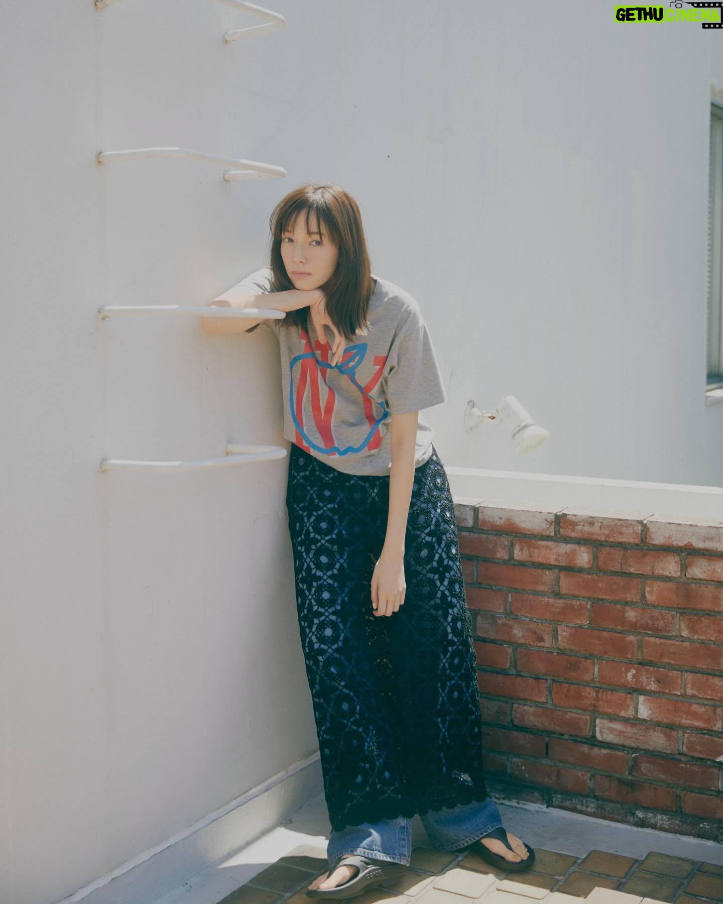 Shiori Sato Instagram - . 佐藤栞里× Spick & Span コラボアイテムが完成いたしました☺︎ 日常が、おでかけが、ちょっとそこまでが もっともっとわくわくできたらいいなと そんな想いを込めながら ひとつひとつ大切に制作いたしました。 ここがこうだったらもっといいなとか この色があったら欲しかったなとか もともと大好きなアイテムたちに そんな妄想や理想をぎゅっと詰め込んで、 普段はまあいっかを頻繁に発動させるわたしですが 今回ばかりはその言葉を封印して たくさんの打ち合わせを重ね、 ありがたい意見もいただいて これだ!と満足のいくものを作ることができました! どうかどうか、みなさんにその想いが届くといいなと そして心がときめいてもらえたらいいなと 皆さんの笑顔を願いながら、 その日を楽しみにしています。 本日5月20日(月)19:00から WEBでの先行予約が始まっていて、 店舗・オンラインストアでは 6月7日(金)から発売開始です🌿
