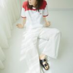 Shiori Sato Instagram - . 佐藤栞里× Spick & Span コラボアイテムが完成いたしました☺︎ 日常が、おでかけが、ちょっとそこまでが もっともっとわくわくできたらいいなと そんな想いを込めながら ひとつひとつ大切に制作いたしました。 ここがこうだったらもっといいなとか この色があったら欲しかったなとか もともと大好きなアイテムたちに そんな妄想や理想をぎゅっと詰め込んで、 普段はまあいっかを頻繁に発動させるわたしですが 今回ばかりはその言葉を封印して たくさんの打ち合わせを重ね、 ありがたい意見もいただいて これだ！と満足のいくものを作ることができました！ どうかどうか、みなさんにその想いが届くといいなと そして心がときめいてもらえたらいいなと 皆さんの笑顔を願いながら、 その日を楽しみにしています。 本日5月20日(月)19:00から WEBでの先行予約が始まっていて、 店舗・オンラインストアでは 6月7日(金)から発売開始です🌿