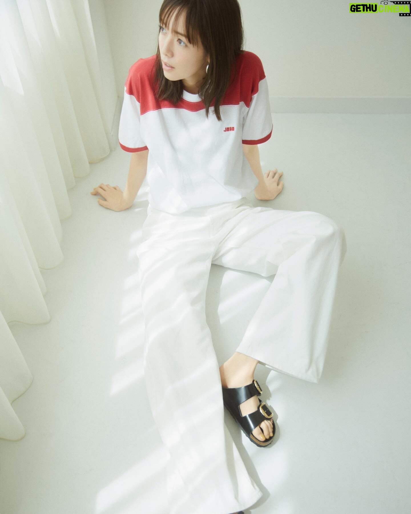 Shiori Sato Instagram - . 佐藤栞里× Spick & Span コラボアイテムが完成いたしました☺︎ 日常が、おでかけが、ちょっとそこまでが もっともっとわくわくできたらいいなと そんな想いを込めながら ひとつひとつ大切に制作いたしました。 ここがこうだったらもっといいなとか この色があったら欲しかったなとか もともと大好きなアイテムたちに そんな妄想や理想をぎゅっと詰め込んで、 普段はまあいっかを頻繁に発動させるわたしですが 今回ばかりはその言葉を封印して たくさんの打ち合わせを重ね、 ありがたい意見もいただいて これだ!と満足のいくものを作ることができました! どうかどうか、みなさんにその想いが届くといいなと そして心がときめいてもらえたらいいなと 皆さんの笑顔を願いながら、 その日を楽しみにしています。 本日5月20日(月)19:00から WEBでの先行予約が始まっていて、 店舗・オンラインストアでは 6月7日(金)から発売開始です🌿