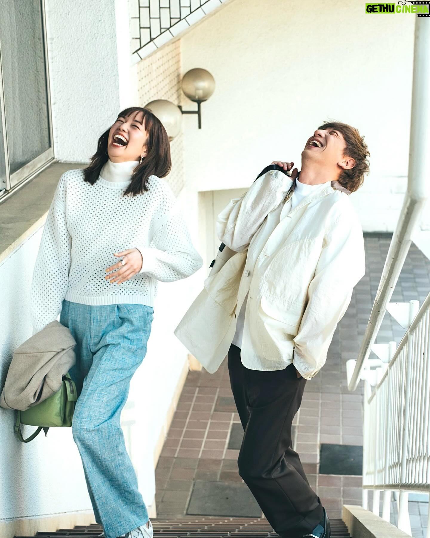 Shiori Sato Instagram - . 「BAILA」4月号 同志のようなパンサーさんをお招きした "クラスメイトと、夢と希望着回し" アザーカットです🫧 くすっとしてきゅんとする物語になりました🌸 それぞれの個性を活かしつつも わたしの壮大な妄想が加わったわけですが 誌面を見た向井さんに、 おれモジモジしすぎじゃない!? 好きな人の前では照れてばかりで恥ずかしいよ〜 とのお言葉いただいたのですが😂 わ、わ、わたしの勝手な妄想ですからねっ🤭🤫☺️ 麺を可憐に踊らせてくれた菅さん🍜 自ら生クリームを鼻につけてくれた尾形さんも🍰 おちゃめでおもしろくておしゃれな着こなしを 本当にありがとうございました🐆♡ 休憩中に3人でずぅ〜っとお喋りして笑い合っていた あの仲良しな光景も忘れません🥰