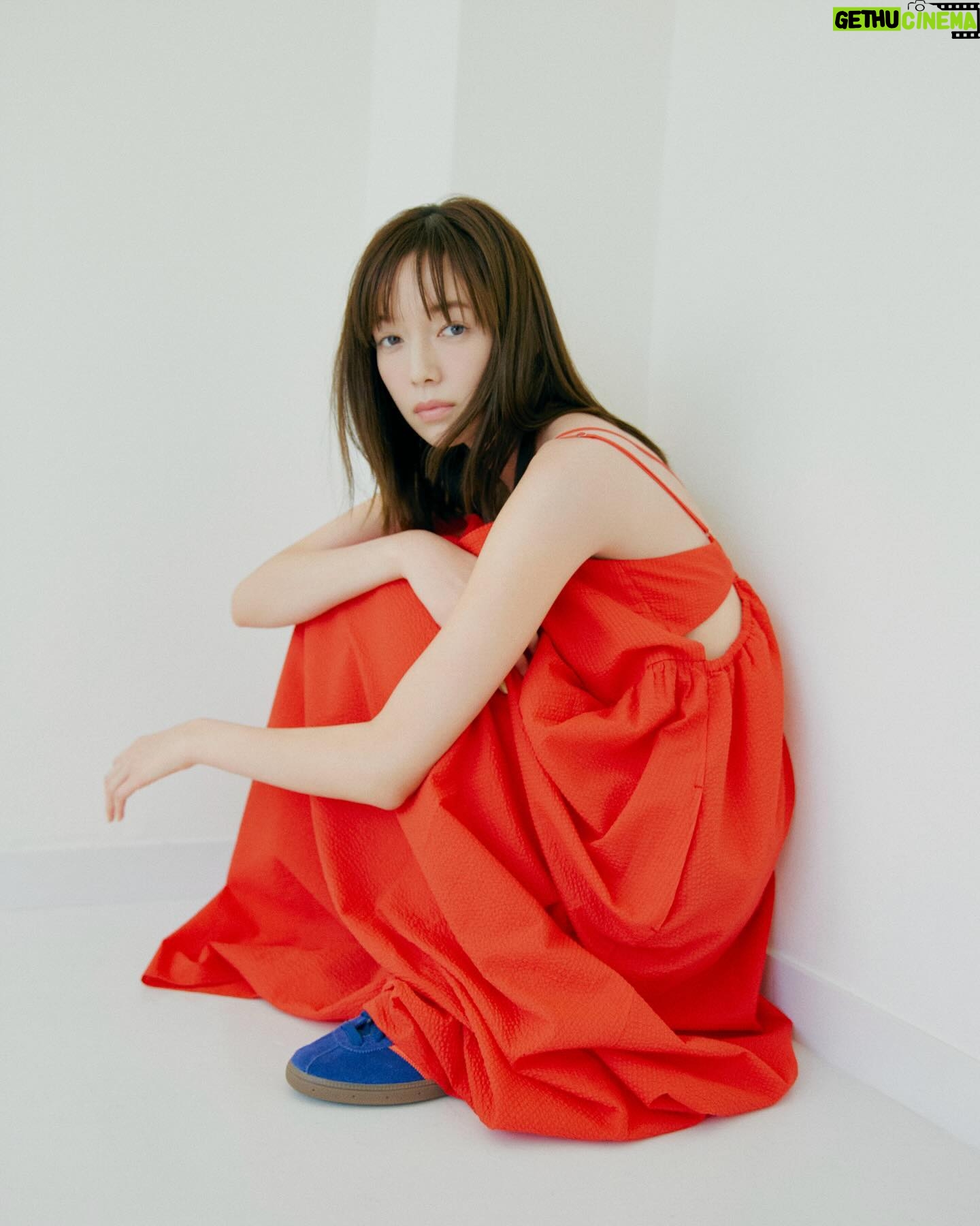 Shiori Sato Instagram - . 佐藤栞里× Spick & Span コラボアイテムが完成いたしました☺︎ 日常が、おでかけが、ちょっとそこまでが もっともっとわくわくできたらいいなと そんな想いを込めながら ひとつひとつ大切に制作いたしました。 ここがこうだったらもっといいなとか この色があったら欲しかったなとか もともと大好きなアイテムたちに そんな妄想や理想をぎゅっと詰め込んで、 普段はまあいっかを頻繁に発動させるわたしですが 今回ばかりはその言葉を封印して たくさんの打ち合わせを重ね、 ありがたい意見もいただいて これだ!と満足のいくものを作ることができました! どうかどうか、みなさんにその想いが届くといいなと そして心がときめいてもらえたらいいなと 皆さんの笑顔を願いながら、 その日を楽しみにしています。 本日5月20日(月)19:00から WEBでの先行予約が始まっていて、 店舗・オンラインストアでは 6月7日(金)から発売開始です🌿
