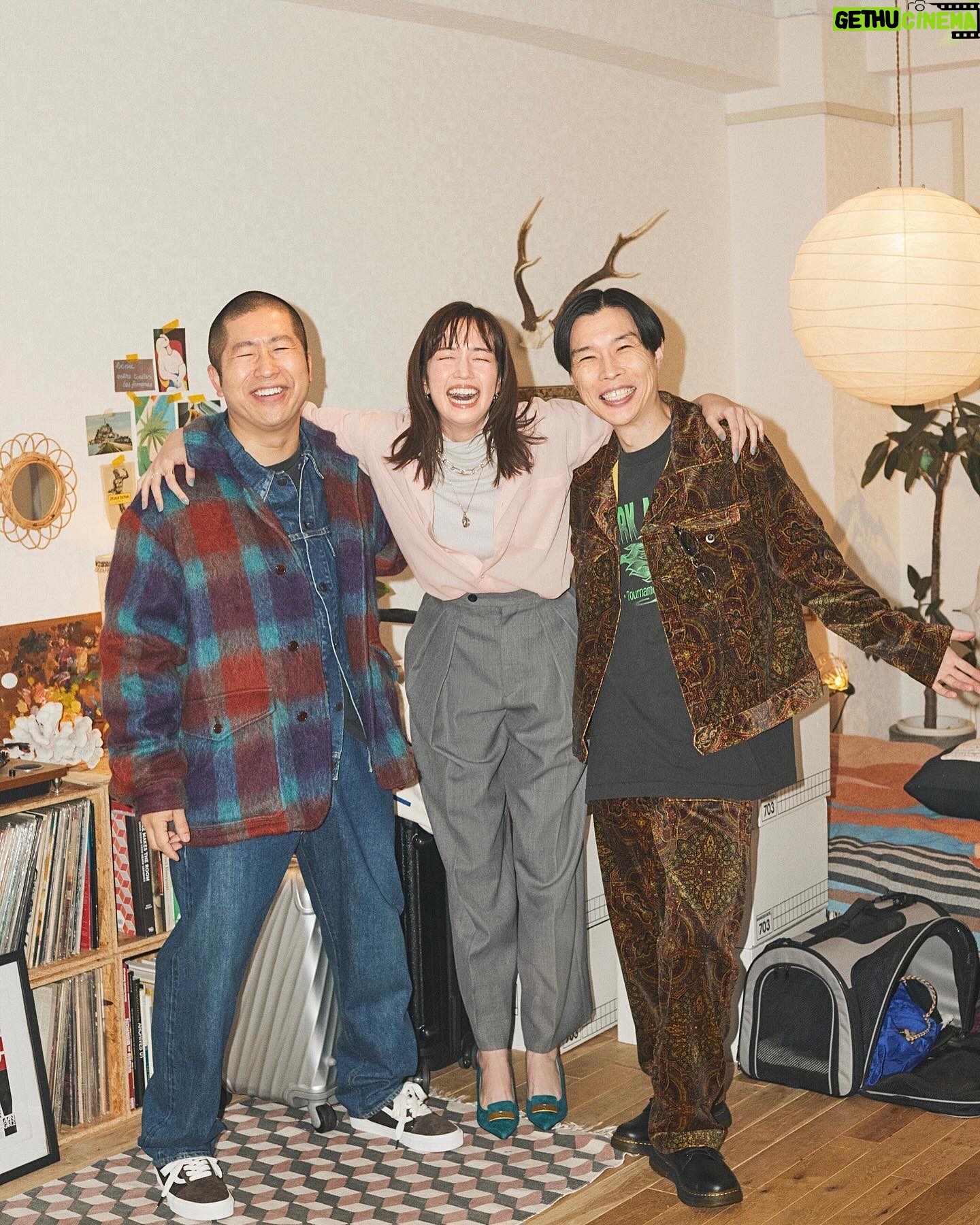 Shiori Sato Instagram - . 「BAILA」2•3月合併号🍛 同郷のハライチさんをお招きした "幼なじみの澤部くん岩井くんとルームシェア着回し" 選ぶのにとっても時間のかかったアザーカットを🕊️ 今回は、15年ぶりに上尾駅でばったり再会をして そこから3人でシェアハウスがはじまる物語🐈笑 撮影中、それぞれのカットでこの物語に合わせた ポージングやせりふをたくさん提案してくださって それがとってもおもしろくて楽しくて! ほんとに3人で住めたらいいのに〜 これがタワレコのポスターになったらいいのに〜と どこまでも妄想が止まらなくなる撮影でした☺️