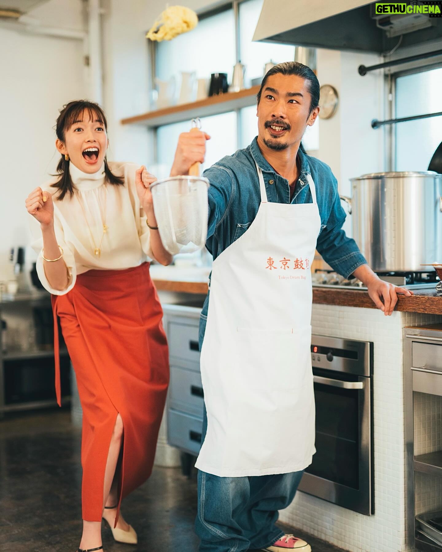 Shiori Sato Instagram - . 「BAILA」4月号 同志のようなパンサーさんをお招きした "クラスメイトと、夢と希望着回し" アザーカットです🫧 くすっとしてきゅんとする物語になりました🌸 それぞれの個性を活かしつつも わたしの壮大な妄想が加わったわけですが 誌面を見た向井さんに、 おれモジモジしすぎじゃない!? 好きな人の前では照れてばかりで恥ずかしいよ〜 とのお言葉いただいたのですが😂 わ、わ、わたしの勝手な妄想ですからねっ🤭🤫☺️ 麺を可憐に踊らせてくれた菅さん🍜 自ら生クリームを鼻につけてくれた尾形さんも🍰 おちゃめでおもしろくておしゃれな着こなしを 本当にありがとうございました🐆♡ 休憩中に3人でずぅ〜っとお喋りして笑い合っていた あの仲良しな光景も忘れません🥰