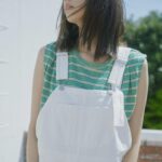 Shiori Sato Instagram - . 佐藤栞里× Spick & Span コラボアイテムが完成いたしました☺︎ 日常が、おでかけが、ちょっとそこまでが もっともっとわくわくできたらいいなと そんな想いを込めながら ひとつひとつ大切に制作いたしました。 ここがこうだったらもっといいなとか この色があったら欲しかったなとか もともと大好きなアイテムたちに そんな妄想や理想をぎゅっと詰め込んで、 普段はまあいっかを頻繁に発動させるわたしですが 今回ばかりはその言葉を封印して たくさんの打ち合わせを重ね、 ありがたい意見もいただいて これだ！と満足のいくものを作ることができました！ どうかどうか、みなさんにその想いが届くといいなと そして心がときめいてもらえたらいいなと 皆さんの笑顔を願いながら、 その日を楽しみにしています。 本日5月20日(月)19:00から WEBでの先行予約が始まっていて、 店舗・オンラインストアでは 6月7日(金)から発売開始です🌿