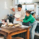 Shiori Sato Instagram - . 「BAILA」4月号 同志のようなパンサーさんをお招きした "クラスメイトと、夢と希望着回し" アザーカットです🫧 くすっとしてきゅんとする物語になりました🌸 それぞれの個性を活かしつつも わたしの壮大な妄想が加わったわけですが 誌面を見た向井さんに、 おれモジモジしすぎじゃない！？ 好きな人の前では照れてばかりで恥ずかしいよ〜 とのお言葉いただいたのですが😂 わ、わ、わたしの勝手な妄想ですからねっ🤭🤫☺️ 麺を可憐に踊らせてくれた菅さん🍜 自ら生クリームを鼻につけてくれた尾形さんも🍰 おちゃめでおもしろくておしゃれな着こなしを 本当にありがとうございました🐆♡ 休憩中に3人でずぅ〜っとお喋りして笑い合っていた あの仲良しな光景も忘れません🥰