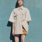 Shiori Sato Instagram - . 「SPUR」2月号 スマイルモード連載☺︎ 今月は大人のショートパンツ🪽 年齢を重ねるにつれて 自然と手に取る機会が少なくなっていたミニ丈でしたが、 今年は流行に背中を押してもらって挑戦してみるのもいいかなと 大きめシルエットのトップスからちらり、だなんて やっぱり可愛いんですよね☺️ とりあえず、膝にクリームは分厚めに塗ろうかなと🦭