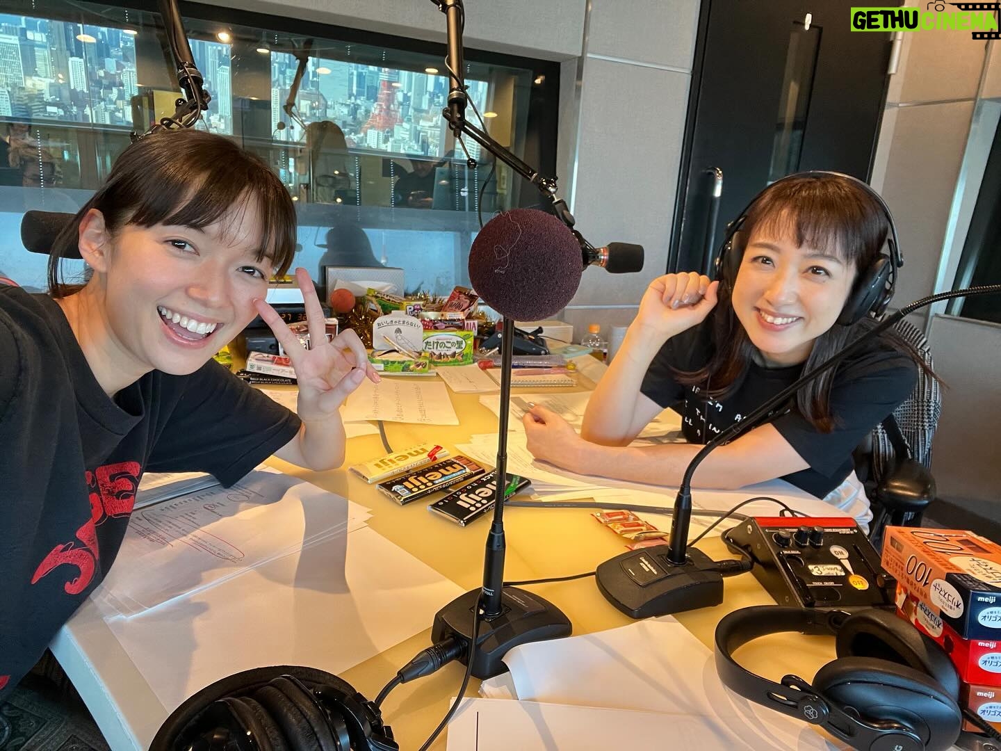 Shiori Sato Instagram - . JFL HOLIDAY SPECIAL MEIJI CHOCOLATE presents SWEET HARMONY (この言葉何回言えただろう🤭) 昨日、9時間の生放送を無事終えることができました! 聴いてくださった皆さま、ありがとうございました☺︎ あっという間に分厚くなっていく リスナーさんからのメールや、 心温まる歌やお話を聞かせてくださった ゲストさんのおかげで こんなにもあっという間な9時間人生ではじめてだ! と思えるくらい楽しくて優しくて ところどころで焦って汗もたくさんかきつつも やっぱりラジオっていいなーって思える ほんと、すごいや☺️ なにより目の前には最高のパートナー川田さん。 時間との戦いの部分もお任せしっぱなしで (おしゃべりしながら時計見て時間になったらまとめる あのかっこいい姿を目の前で見てしまったら 一生ついて行きますと言わないわけがない) わたしの失敗も気が付かれないようにフォローしてくれて🙈 とんちんかんなわたしの言葉も全て受け止めてくれて。 (短歌をふたりで詠んでわちゃわちゃする時間幸せだったな) 不安になってもたとえうまくいかなくても すぐそばに川田さんがいてくれたから、 心から、心から、楽しむことができた9時間でした。 リスナーの皆さん、スタッフの皆さん、そして川田さん、 本当にありがとうございました🥰 また、このような素敵な機会に出会えることを願って🍫♡