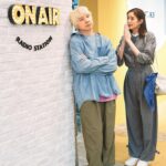 Shiori Sato Instagram - . 「BAILA」6月号 有楽町にて三四郎さんと開催した "親友だからこそ素直になれない時だってある 青春のスニーカー着回し" アザーカットです👟 おふたりって仲良しだな〜と思うことが 壁の現場で多々あるのですが (小宮さんが出番の時にその様子を 相田さんが愛おしそうに見守る姿など、その逆も然り☺️) その雰囲気をどうにか誌面でも表現したい！と思い おそらくおふたりがリラックスできるであろう ニッポン放送さんを舞台にお送りしました。 1カット1カット終わる毎にモニターを確認して、 もっとこうしたら良くなるかもと さりげなくたくさんの提案をしてくれて まっすぐ真剣に取り組んでくださった小宮さん。 少しの空き時間でもおしゃべりをして現場を和ませてくれたうえに 帰りに大都会の横断歩道の真ん中で私たちが乗るロケバスに ぶんぶんと手を振ってくださった相田さん。 そしてなんてったって演技力も素晴らしく 動画かな⁉︎と思える瞬間がたくさんありました。 喧嘩するシーン入れ込んでよかったな〜！笑 おふたりの表情、動き、空気感... お見逃しないよう隅々まで見ていただきたいです🤲