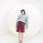 Shiori Sato Instagram - . 「SPUR」4月号 スマイルモード連載☺︎ 今月ははじめましてのスウェット調ニット スウェットは昔から相棒だと思っていたけれど ニットとなるとそれはまた別のお話☺️ シルエットはまったりと、 素材のおかげでしゃきっともできる これから頼れる存在になりそうです🪐 この日は見たことのない大きさのバルーンと戯れながらの撮影でした。 とっても楽しかったのですが、調子に乗って頭に乗せると ふとした時に首を持っていかれそうになるので 仲良くなるのに少しだけ時間がかかりました🫧笑