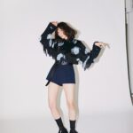 Shiori Sato Instagram - . 「SPUR」6月号 スマイルモード連載☺︎ 今月はフラワーモチーフ🌼 作り手の方の想いやこだわりが鮮明に見えてくるような 花びらを一枚一枚観察したくなるような。 繊細だけれど存在感のある花たちに 良い意味で少し圧倒されながら☺️ 負けないぞという気持ちで撮影させていただきました。 お洋服に気合いをもらった！ そしてこんな時に思うことじゃないかもしれないけれど ...どれもこれも、脚に日焼け止めは必須🙂‍↕️