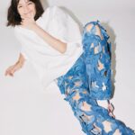 Shiori Sato Instagram - . 「SPUR」6月号 スマイルモード連載☺︎ 今月はフラワーモチーフ🌼 作り手の方の想いやこだわりが鮮明に見えてくるような 花びらを一枚一枚観察したくなるような。 繊細だけれど存在感のある花たちに 良い意味で少し圧倒されながら☺️ 負けないぞという気持ちで撮影させていただきました。 お洋服に気合いをもらった！ そしてこんな時に思うことじゃないかもしれないけれど ...どれもこれも、脚に日焼け止めは必須🙂‍↕️