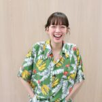 Shiori Sato Instagram - . 所さんがおうちから持ってきてくださった たくさんのアロハシャツ。 好きなもの選んでとのお言葉をいただき ちょっとレトロな、緑色のこのアロハシャツを🌈 さんまさんやお客さまがいらっしゃる中での収録... いつもだったらもっともっと緊張しちゃっていたけど 所さんからのお守りで楽しく終えることができた日🕊️ 笑ってコラえて！新春スペシャルありがとうございました☺︎ 朝までハシゴの旅で出会えた 素敵なみなさんとのご縁にも、大感謝です☺️ また乾杯できますように！