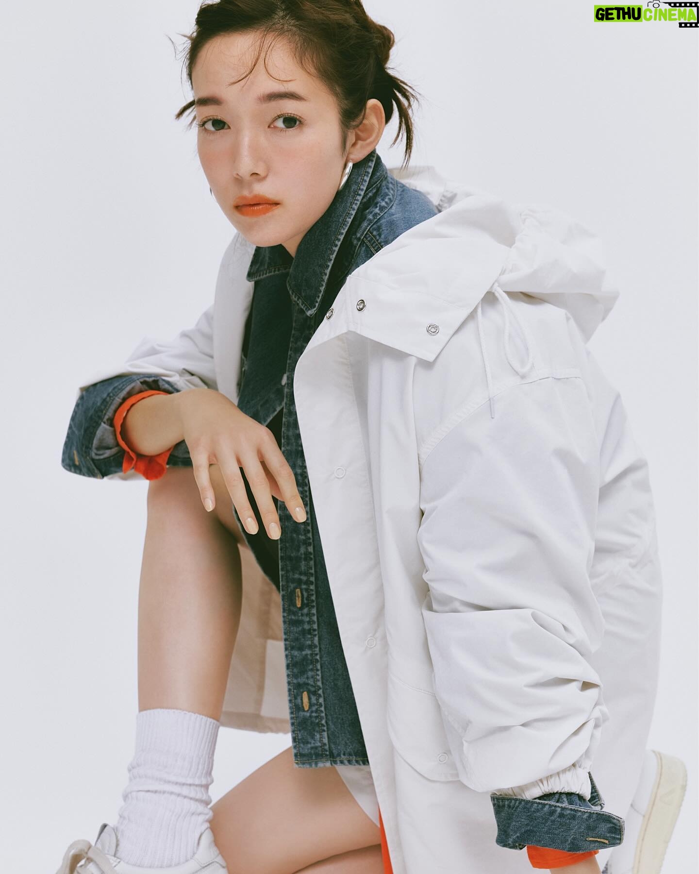 Shiori Sato Instagram - . Spick&Span デニム、オーバーサイズ、 セットアップやワンピース 白やオレンジ、レースに刺繍に キャップとスニーカー🕊️ 大好きがぎゅうぎゅうに詰まったスタイリングで 思い返せば撮影中ちょっとだけ宙に浮いてたかもしれない☺️ ひとつひとつのアイテムにこだわりが溢れているので 着ているだけでわくわくします。 春のお出かけのお供に、是非☺︎