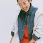Shiori Sato Instagram - . Spick&Span デニム、オーバーサイズ、 セットアップやワンピース 白やオレンジ、レースに刺繍に キャップとスニーカー🕊️ 大好きがぎゅうぎゅうに詰まったスタイリングで 思い返せば撮影中ちょっとだけ宙に浮いてたかもしれない☺️ ひとつひとつのアイテムにこだわりが溢れているので 着ているだけでわくわくします。 春のお出かけのお供に、是非☺︎