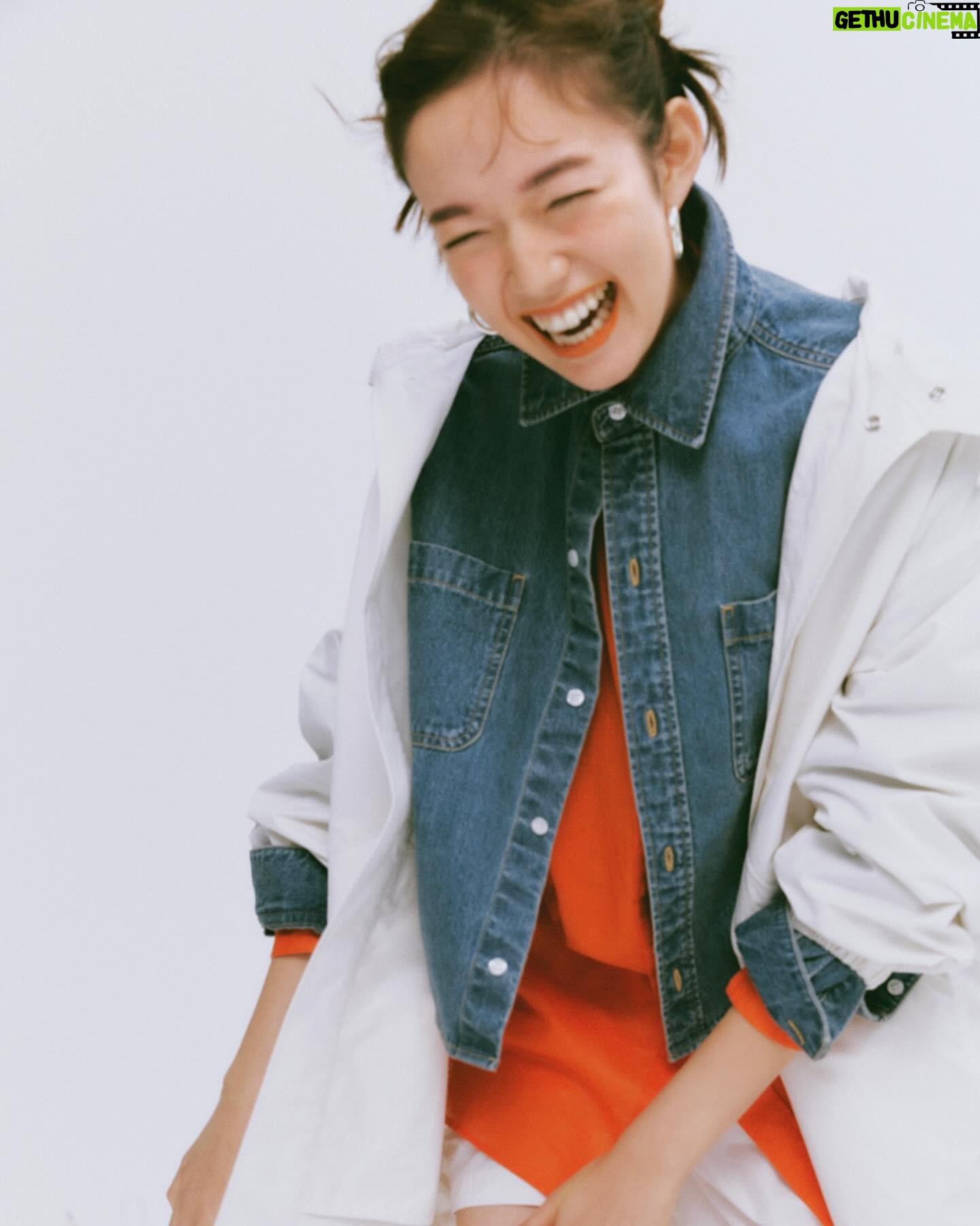 Shiori Sato Instagram - . Spick&Span デニム、オーバーサイズ、 セットアップやワンピース 白やオレンジ、レースに刺繍に キャップとスニーカー🕊️ 大好きがぎゅうぎゅうに詰まったスタイリングで 思い返せば撮影中ちょっとだけ宙に浮いてたかもしれない☺️ ひとつひとつのアイテムにこだわりが溢れているので 着ているだけでわくわくします。 春のお出かけのお供に、是非☺︎