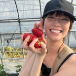 Shiori Sato Instagram - . いちごがり🍓 大盛り蕎麦を食べた後だったので 食べ放題にしては悔しい結果でしたが 甘くて美味しくて可愛くて満足満足🤭
