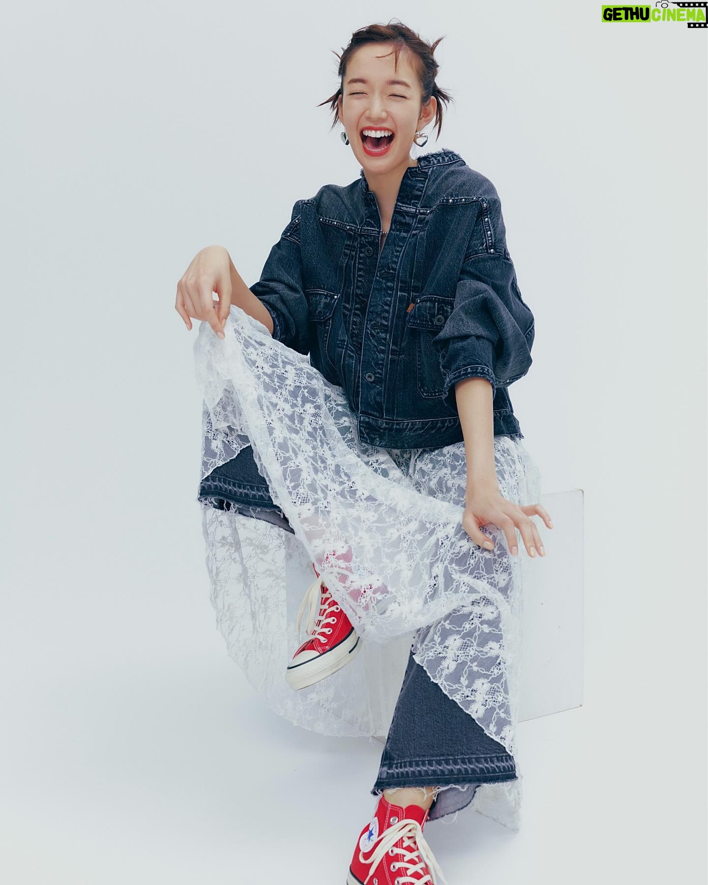 Shiori Sato Instagram - . Spick&Span デニム、オーバーサイズ、 セットアップやワンピース 白やオレンジ、レースに刺繍に キャップとスニーカー🕊️ 大好きがぎゅうぎゅうに詰まったスタイリングで 思い返せば撮影中ちょっとだけ宙に浮いてたかもしれない☺️ ひとつひとつのアイテムにこだわりが溢れているので 着ているだけでわくわくします。 春のお出かけのお供に、是非☺︎