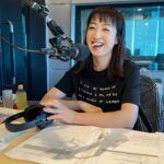 Shiori Sato Instagram - . JFL HOLIDAY SPECIAL MEIJI CHOCOLATE presents SWEET HARMONY (この言葉何回言えただろう🤭) 昨日、9時間の生放送を無事終えることができました！ 聴いてくださった皆さま、ありがとうございました☺︎ あっという間に分厚くなっていく リスナーさんからのメールや、 心温まる歌やお話を聞かせてくださった ゲストさんのおかげで こんなにもあっという間な9時間人生ではじめてだ！ と思えるくらい楽しくて優しくて ところどころで焦って汗もたくさんかきつつも やっぱりラジオっていいなーって思える ほんと、すごいや☺️ なにより目の前には最高のパートナー川田さん。 時間との戦いの部分もお任せしっぱなしで (おしゃべりしながら時計見て時間になったらまとめる あのかっこいい姿を目の前で見てしまったら 一生ついて行きますと言わないわけがない) わたしの失敗も気が付かれないようにフォローしてくれて🙈 とんちんかんなわたしの言葉も全て受け止めてくれて。 (短歌をふたりで詠んでわちゃわちゃする時間幸せだったな) 不安になってもたとえうまくいかなくても すぐそばに川田さんがいてくれたから、 心から、心から、楽しむことができた9時間でした。 リスナーの皆さん、スタッフの皆さん、そして川田さん、 本当にありがとうございました🥰 また、このような素敵な機会に出会えることを願って🍫♡