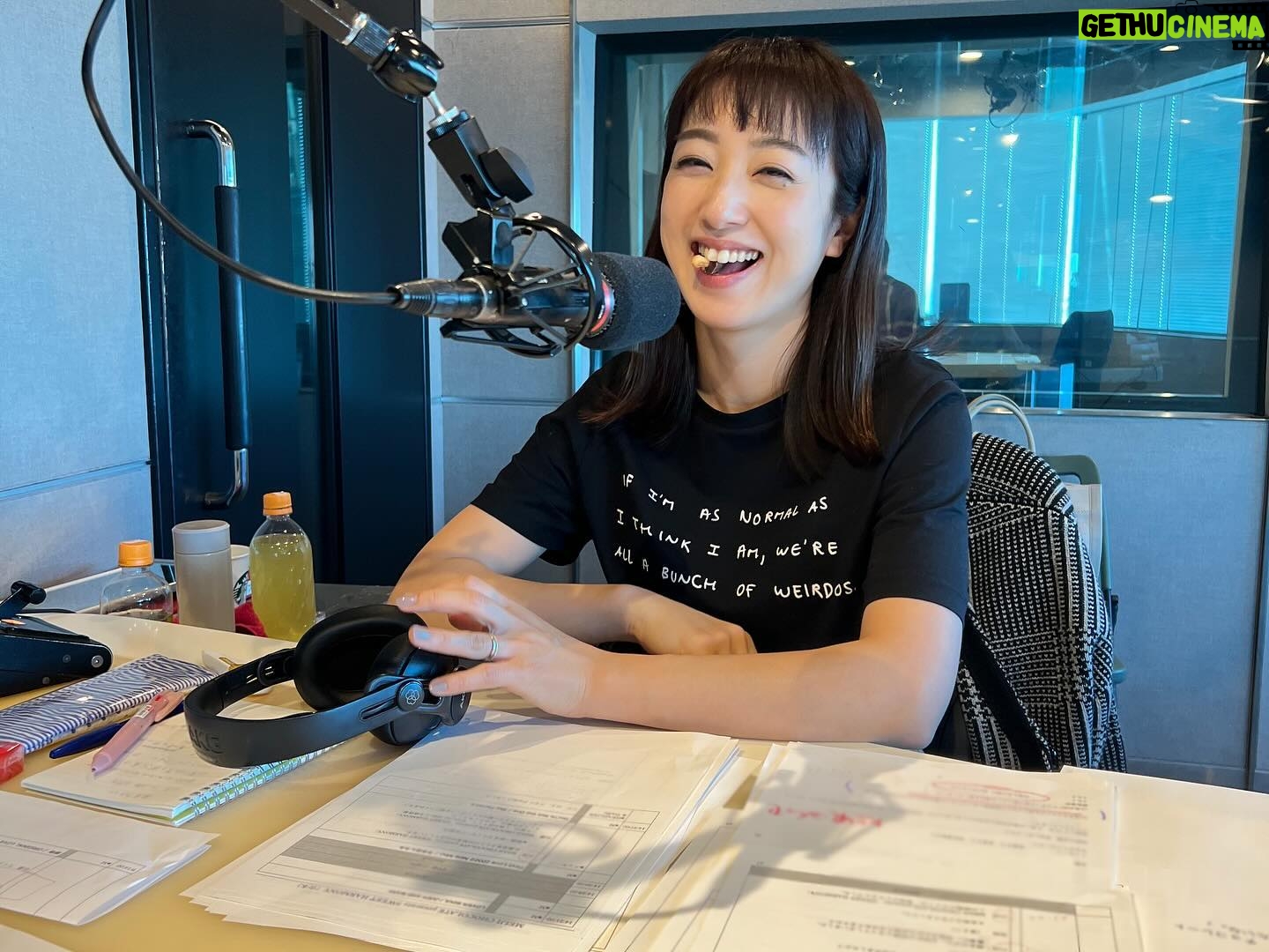 Shiori Sato Instagram - . JFL HOLIDAY SPECIAL MEIJI CHOCOLATE presents SWEET HARMONY (この言葉何回言えただろう🤭) 昨日、9時間の生放送を無事終えることができました! 聴いてくださった皆さま、ありがとうございました☺︎ あっという間に分厚くなっていく リスナーさんからのメールや、 心温まる歌やお話を聞かせてくださった ゲストさんのおかげで こんなにもあっという間な9時間人生ではじめてだ! と思えるくらい楽しくて優しくて ところどころで焦って汗もたくさんかきつつも やっぱりラジオっていいなーって思える ほんと、すごいや☺️ なにより目の前には最高のパートナー川田さん。 時間との戦いの部分もお任せしっぱなしで (おしゃべりしながら時計見て時間になったらまとめる あのかっこいい姿を目の前で見てしまったら 一生ついて行きますと言わないわけがない) わたしの失敗も気が付かれないようにフォローしてくれて🙈 とんちんかんなわたしの言葉も全て受け止めてくれて。 (短歌をふたりで詠んでわちゃわちゃする時間幸せだったな) 不安になってもたとえうまくいかなくても すぐそばに川田さんがいてくれたから、 心から、心から、楽しむことができた9時間でした。 リスナーの皆さん、スタッフの皆さん、そして川田さん、 本当にありがとうございました🥰 また、このような素敵な機会に出会えることを願って🍫♡