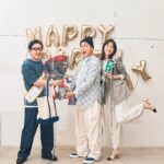 Shiori Sato Instagram - . 「BAILA」5月号 こ~んにちは~👐錦鯉さんをお招きした "父と上司と新生活着回し"アザーカットです🥛 商店街のみんなからも愛される自慢のおとうちゃんを長谷川さんに かっこよくて優しくてお仕事は完璧だけれど恋には奥手な上司を渡辺さんに あたたかく優しく演じていただきました！ 撮影の合間にはこんなお洋服初めて着たよと 1カット1カット終わるごとに ご自分の携帯で写真を撮っていた長谷川さん☺️ (どんな時に見返すのかな、参考にしてもらえるのかな🤭♡) どれもこれもお似合いだったけれど、 とくにスタッフさんからの歓声が大きかったコーデに対して こういうのも着てみようかな、お買い取りしようかなあと 本気で悩んでくれていた渡辺さん🥺 わたしはおふたりがお着替えをするたびに、 モテてモテて仕方なくなっちゃうよーー！と 毎カット心の中で叫んでおりました🪽 いつものピシッとしたスーツ姿の錦鯉さんも素敵だけれど ちょっとカジュアルで遊び心溢れるおふたりも さいっっこうですので、是非！！ と、と、と、とても可愛いですよう....！！！🥰