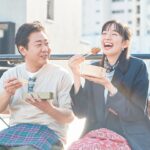 Shiori Sato Instagram - . 「BAILA」5月号 こ~んにちは~👐錦鯉さんをお招きした "父と上司と新生活着回し"アザーカットです🥛 商店街のみんなからも愛される自慢のおとうちゃんを長谷川さんに かっこよくて優しくてお仕事は完璧だけれど恋には奥手な上司を渡辺さんに あたたかく優しく演じていただきました！ 撮影の合間にはこんなお洋服初めて着たよと 1カット1カット終わるごとに ご自分の携帯で写真を撮っていた長谷川さん☺️ (どんな時に見返すのかな、参考にしてもらえるのかな🤭♡) どれもこれもお似合いだったけれど、 とくにスタッフさんからの歓声が大きかったコーデに対して こういうのも着てみようかな、お買い取りしようかなあと 本気で悩んでくれていた渡辺さん🥺 わたしはおふたりがお着替えをするたびに、 モテてモテて仕方なくなっちゃうよーー！と 毎カット心の中で叫んでおりました🪽 いつものピシッとしたスーツ姿の錦鯉さんも素敵だけれど ちょっとカジュアルで遊び心溢れるおふたりも さいっっこうですので、是非！！ と、と、と、とても可愛いですよう....！！！🥰