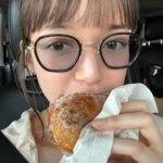 Shiori Sato Instagram - . あけましておめでとうございます🎍 やっぱり緑が好きだなとか、空が好きだなとか、 そんなことを思いながらのんびり過ごしています。 飛行機や電車に乗って大好きな場所を旅して そこでまた新たな出会いに感謝することができて。 笑顔が遠くからでもはっきりと分かるようになったり 街を歩くだけでお喋りしたような気分になったり あったかい握手だってありがとうのハグだってできる。 知らなかったことを教えてもらえることも嬉しいし 力になれるかは分からないけれど わたしの知っているお話が 誰かの心のどこかに触れられたらものすごく嬉しい。 美味しいものを食べながら おいしいねって言い合える時間もやっぱり大好きで。 (もちろん一人で立って食べるのも最高！笑) なんだろうな、はがゆいな、と思う時間があったからこそ 改めて自分の"好き"を知ることができて どうにも幸せがこみ上げてきます。 今年はもっと、その"好き"を共有したいと そんな想いがむくむくと膨らんでいるのも みなさんがいてくれるからです。 嬉しいね、最高だねって言い合えるように🕊️ ずっと大切なもの、いま出会えるものと丁寧に向き合って 全力で楽しんでいけたらと思います☺︎ いつもいつも、力をくれてありがとうございます。 本当に、原動力って、こういうことなんだな☺️ みなさんにとっての2024年も、 素晴らしい年でありますように！ 本年もどうぞよろしくお願いいたします🐲