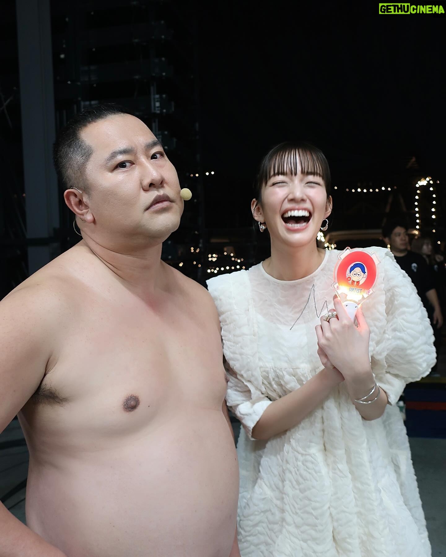 Shiori Sato Instagram - . せーのではじまる有吉の壁 顔を見合って、そこには優しい笑顔があって 会場の熱量を一気に感じながら いつものメンバーで そして駆けつけてくださったお客さんと一緒に 大きな大きな"壁"の声 あの場所にいたあの瞬間を見た全員が きっととびきり笑顔のタイトルコール。 いつもの有吉の壁を 今日はお客さんとみんなで みんなみんなで感謝を込めて🕊️ その光景だけで胸がいっぱいに、 たからものの一日に🫧 芸人さん壁スタッフのみなさん 最高の時間を共に作り上げてくれた壁ファンの皆さん 愛をたくさんありがとうございました! また、次の夢に向かって☺️ 出番が終わった美炎のメイクオフの時間 さっきまでかっこよくて憧れできらっきらの姿から みんなどんどん可愛いおじさんになっていって すごーーく愛おしかった。笑 そうそう、これでしたこれでした🤭