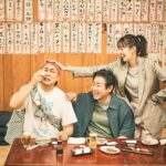 Shiori Sato Instagram - . 「BAILA」5月号 こ~んにちは~👐錦鯉さんをお招きした "父と上司と新生活着回し"アザーカットです🥛 商店街のみんなからも愛される自慢のおとうちゃんを長谷川さんに かっこよくて優しくてお仕事は完璧だけれど恋には奥手な上司を渡辺さんに あたたかく優しく演じていただきました！ 撮影の合間にはこんなお洋服初めて着たよと 1カット1カット終わるごとに ご自分の携帯で写真を撮っていた長谷川さん☺️ (どんな時に見返すのかな、参考にしてもらえるのかな🤭♡) どれもこれもお似合いだったけれど、 とくにスタッフさんからの歓声が大きかったコーデに対して こういうのも着てみようかな、お買い取りしようかなあと 本気で悩んでくれていた渡辺さん🥺 わたしはおふたりがお着替えをするたびに、 モテてモテて仕方なくなっちゃうよーー！と 毎カット心の中で叫んでおりました🪽 いつものピシッとしたスーツ姿の錦鯉さんも素敵だけれど ちょっとカジュアルで遊び心溢れるおふたりも さいっっこうですので、是非！！ と、と、と、とても可愛いですよう....！！！🥰