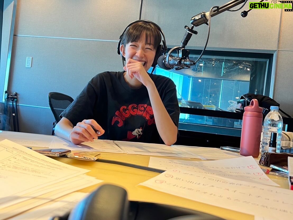 Shiori Sato Instagram - . JFL HOLIDAY SPECIAL MEIJI CHOCOLATE presents SWEET HARMONY (この言葉何回言えただろう🤭) 昨日、9時間の生放送を無事終えることができました! 聴いてくださった皆さま、ありがとうございました☺︎ あっという間に分厚くなっていく リスナーさんからのメールや、 心温まる歌やお話を聞かせてくださった ゲストさんのおかげで こんなにもあっという間な9時間人生ではじめてだ! と思えるくらい楽しくて優しくて ところどころで焦って汗もたくさんかきつつも やっぱりラジオっていいなーって思える ほんと、すごいや☺️ なにより目の前には最高のパートナー川田さん。 時間との戦いの部分もお任せしっぱなしで (おしゃべりしながら時計見て時間になったらまとめる あのかっこいい姿を目の前で見てしまったら 一生ついて行きますと言わないわけがない) わたしの失敗も気が付かれないようにフォローしてくれて🙈 とんちんかんなわたしの言葉も全て受け止めてくれて。 (短歌をふたりで詠んでわちゃわちゃする時間幸せだったな) 不安になってもたとえうまくいかなくても すぐそばに川田さんがいてくれたから、 心から、心から、楽しむことができた9時間でした。 リスナーの皆さん、スタッフの皆さん、そして川田さん、 本当にありがとうございました🥰 また、このような素敵な機会に出会えることを願って🍫♡