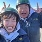 Shiori Sato Instagram - . 念願の出川さんとの旅ロケへ🛵 寒いから手袋してね、 ジャケットのボタンは閉めた方がいいからね、 ウィンカー消し忘れてるっ！ 好きなものたくさん食べてね、 そして不意に可愛らしい言い間違いもあったりして その度にみーんなが笑顔になって🤭 出川さんのお鼻は真っ赤っかだったけれど、笑 寒さなんて忘れちゃうくらい それ以上に楽しいことを見つける方が断然多くて 一日中、しあわせな気持ちでした🕊️ 突然にも関わらず快く充電させてくださった おうちのみなさんにも感謝、感謝です。 優しさもたくさん沁みたな、あったかかったな🥰🍵 元日よる6時から放送の4時間スペシャル 「出川哲朗の充電させてもらえませんか？」 初笑いを出川さんといっしょに☺️ 是非、観ていただけたら！ そしてあっという間に2023年も残りわずか。 みなさま今年も一年、 本当にありがとうございました☺︎ 良いお年を、お迎えくださいね🌼