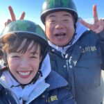 Shiori Sato Instagram - . 念願の出川さんとの旅ロケへ🛵 寒いから手袋してね、 ジャケットのボタンは閉めた方がいいからね、 ウィンカー消し忘れてるっ！ 好きなものたくさん食べてね、 そして不意に可愛らしい言い間違いもあったりして その度にみーんなが笑顔になって🤭 出川さんのお鼻は真っ赤っかだったけれど、笑 寒さなんて忘れちゃうくらい それ以上に楽しいことを見つける方が断然多くて 一日中、しあわせな気持ちでした🕊️ 突然にも関わらず快く充電させてくださった おうちのみなさんにも感謝、感謝です。 優しさもたくさん沁みたな、あったかかったな🥰🍵 元日よる6時から放送の4時間スペシャル 「出川哲朗の充電させてもらえませんか？」 初笑いを出川さんといっしょに☺️ 是非、観ていただけたら！ そしてあっという間に2023年も残りわずか。 みなさま今年も一年、 本当にありがとうございました☺︎ 良いお年を、お迎えくださいね🌼