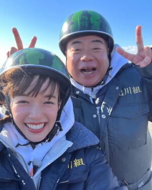 Shiori Sato Instagram - .
念願の出川さんとの旅ロケへ🛵
寒いから手袋してね、
ジャケットのボタンは閉めた方がいいからね、
ウィンカー消し忘れてるっ！
好きなものたくさん食べてね、
そして不意に可愛らしい言い間違いもあったりして
その度にみーんなが笑顔になって🤭
出川さんのお鼻は真っ赤っかだったけれど、笑
寒さなんて忘れちゃうくらい
それ以上に楽しいことを見つける方が断然多くて
一日中、しあわせな気持ちでした🕊️
突然にも関わらず快く充電させてくださった
おうちのみなさんにも感謝、感謝です。
優しさもたくさん沁みたな、あったかかったな🥰🍵

元日よる6時から放送の4時間スペシャル
「出川哲朗の充電させてもらえませんか？」
初笑いを出川さんといっしょに☺️
是非、観ていただけたら！

そしてあっという間に2023年も残りわずか。
みなさま今年も一年、
本当にありがとうございました☺︎
良いお年を、お迎えくださいね🌼