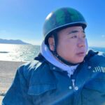 Shiori Sato Instagram - . 念願の出川さんとの旅ロケへ🛵 寒いから手袋してね、 ジャケットのボタンは閉めた方がいいからね、 ウィンカー消し忘れてるっ！ 好きなものたくさん食べてね、 そして不意に可愛らしい言い間違いもあったりして その度にみーんなが笑顔になって🤭 出川さんのお鼻は真っ赤っかだったけれど、笑 寒さなんて忘れちゃうくらい それ以上に楽しいことを見つける方が断然多くて 一日中、しあわせな気持ちでした🕊️ 突然にも関わらず快く充電させてくださった おうちのみなさんにも感謝、感謝です。 優しさもたくさん沁みたな、あったかかったな🥰🍵 元日よる6時から放送の4時間スペシャル 「出川哲朗の充電させてもらえませんか？」 初笑いを出川さんといっしょに☺️ 是非、観ていただけたら！ そしてあっという間に2023年も残りわずか。 みなさま今年も一年、 本当にありがとうございました☺︎ 良いお年を、お迎えくださいね🌼
