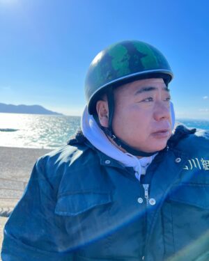 Shiori Sato Instagram - .
念願の出川さんとの旅ロケへ🛵
寒いから手袋してね、
ジャケットのボタンは閉めた方がいいからね、
ウィンカー消し忘れてるっ！
好きなものたくさん食べてね、
そして不意に可愛らしい言い間違いもあったりして
その度にみーんなが笑顔になって🤭
出川さんのお鼻は真っ赤っかだったけれど、笑
寒さなんて忘れちゃうくらい
それ以上に楽しいことを見つける方が断然多くて
一日中、しあわせな気持ちでした🕊️
突然にも関わらず快く充電させてくださった
おうちのみなさんにも感謝、感謝です。
優しさもたくさん沁みたな、あったかかったな🥰🍵

元日よる6時から放送の4時間スペシャル
「出川哲朗の充電させてもらえませんか？」
初笑いを出川さんといっしょに☺️
是非、観ていただけたら！

そしてあっという間に2023年も残りわずか。
みなさま今年も一年、
本当にありがとうございました☺︎
良いお年を、お迎えくださいね🌼