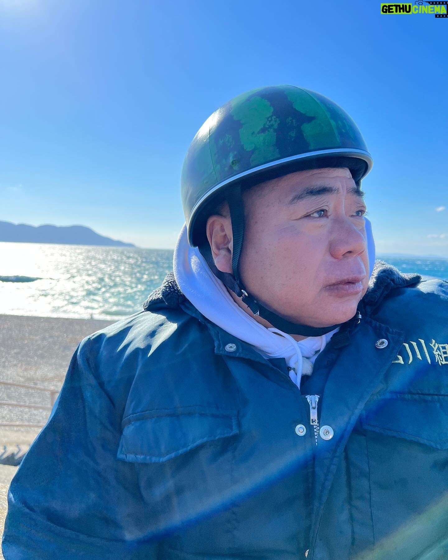 Shiori Sato - 183.5K Likes - .
念願の出川さんとの旅ロケへ🛵
寒いから手袋してね、
ジャケットのボタンは閉めた方がいいからね、
ウィンカー消し忘れてるっ!
好きなものたくさん食べてね、
そして不意に可愛らしい言い間違いもあったりして
その度にみーんなが笑顔になって🤭
出川さんのお鼻は真っ赤っかだったけれど、笑
寒さなんて忘れちゃうくらい
それ以上に楽しいことを見つける方が断然多くて
一日中、しあわせな気持ちでした🕊️
突然にも関わらず快く充電させてくださった
おうちのみなさんにも感謝、感謝です。
優しさもたくさん沁みたな、あったかかったな🥰🍵
元日よる6時から放送の4時間スペシャル
「出川哲朗の充電させてもらえませんか?」
初笑いを出川さんといっしょに☺️
是非、観ていただけたら!
そしてあっという間に2023年も残りわずか。
みなさま今年も一年、
本当にありがとうございました☺︎
良いお年を、お迎えくださいね🌼
