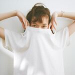 Shiori Sato Instagram - . わあ、可愛いなあ、と 見るたび憧れだった椎名直子さんのスタイリング。 いつか、いつか、せっかくこのお仕事をしているのだから、という思いと だからといって交われることって相当なご縁がないとなかなかな、 とどこかで夢だけで終わらせようとしていた自分もいたりして。 ...本当にね、光栄なことに。 思い続けていれば願いは叶うものですね☺️ 事前の打ち合わせから、そしてどきどきの撮影まで。 モデルとして、いちファンとしてなんて幸せなことなんだろうと 目を見てお話しさせてもらいながら お洋服を着させてもらいながら ひとつひとつ噛み締めながらお仕事をさせていただきました。 らしさをより輝かせてくれて 自分の知らなかった、むしろ自分ではあまり好きでなかった部分さえも チャームポイントや個性に変えてくれる、 そんなスタイリングの数々に 発見と驚きと、そして初めて着たお洋服にもかかわらず なんだか心地良くていつもより開放的な気持ちにもなれたりして。 とても、とても、しあわせな時間でした。 まだ寒かった日のことだけれど その日着ていた上着を羽織らず手に持って なんなら腕まくりをしちゃうくらいに ぽかぽかほくほくしながら歩いた帰り道でした🫧 今日はそんな日の写真たちを。 「SPUR」5月号 みなさんにも、楽しんでいただけたら☺︎