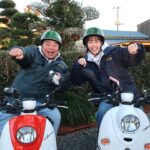 Shiori Sato Instagram - . 念願の出川さんとの旅ロケへ🛵 寒いから手袋してね、 ジャケットのボタンは閉めた方がいいからね、 ウィンカー消し忘れてるっ！ 好きなものたくさん食べてね、 そして不意に可愛らしい言い間違いもあったりして その度にみーんなが笑顔になって🤭 出川さんのお鼻は真っ赤っかだったけれど、笑 寒さなんて忘れちゃうくらい それ以上に楽しいことを見つける方が断然多くて 一日中、しあわせな気持ちでした🕊️ 突然にも関わらず快く充電させてくださった おうちのみなさんにも感謝、感謝です。 優しさもたくさん沁みたな、あったかかったな🥰🍵 元日よる6時から放送の4時間スペシャル 「出川哲朗の充電させてもらえませんか？」 初笑いを出川さんといっしょに☺️ 是非、観ていただけたら！ そしてあっという間に2023年も残りわずか。 みなさま今年も一年、 本当にありがとうございました☺︎ 良いお年を、お迎えくださいね🌼