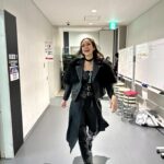 Shiori Sato Instagram - . せーのではじまる有吉の壁 顔を見合って、そこには優しい笑顔があって 会場の熱量を一気に感じながら いつものメンバーで そして駆けつけてくださったお客さんと一緒に 大きな大きな"壁"の声 あの場所にいたあの瞬間を見た全員が きっととびきり笑顔のタイトルコール。 いつもの有吉の壁を 今日はお客さんとみんなで みんなみんなで感謝を込めて🕊️ その光景だけで胸がいっぱいに、 たからものの一日に🫧 芸人さん壁スタッフのみなさん 最高の時間を共に作り上げてくれた壁ファンの皆さん 愛をたくさんありがとうございました！ また、次の夢に向かって☺️ 出番が終わった美炎のメイクオフの時間 さっきまでかっこよくて憧れできらっきらの姿から みんなどんどん可愛いおじさんになっていって すごーーく愛おしかった。笑 そうそう、これでしたこれでした🤭